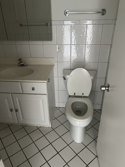 Bath - 7234 W North Ave
