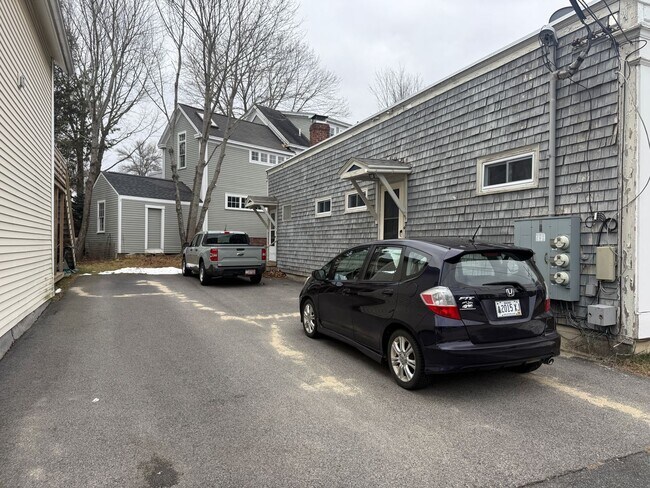 Building Photo - 366 Main St