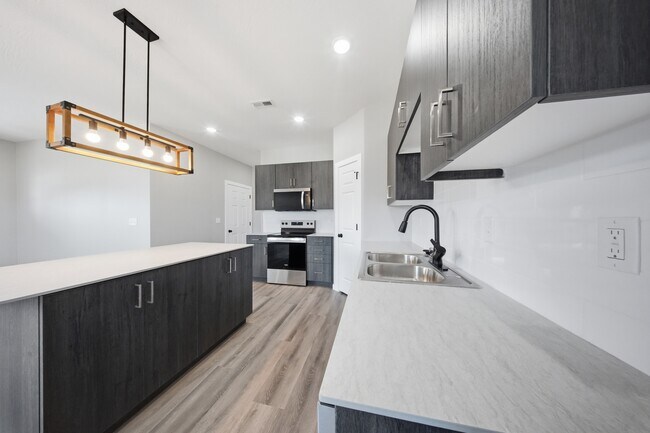 Building Photo - 870 s Orchard Way