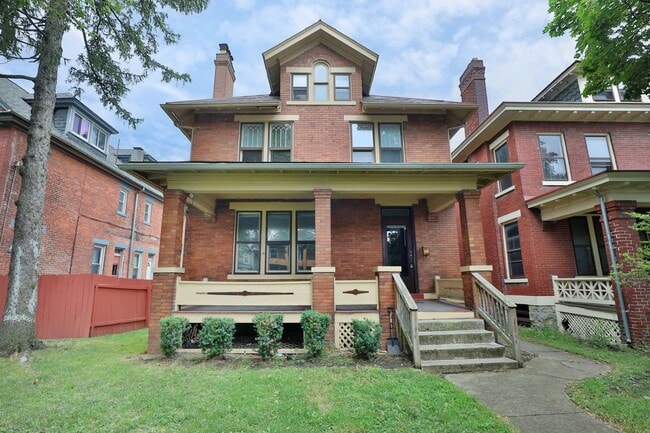 Building Photo - Great CENTRAL Location 5 Bedroom House - Virtual Showings Available