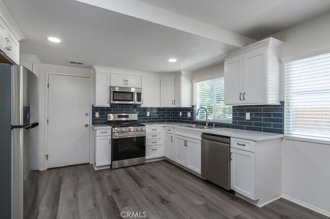 Building Photo - 25040 Everett Dr