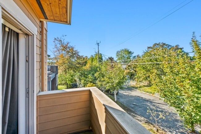 Building Photo - 2bd/1.5ba Seattle Townhouse