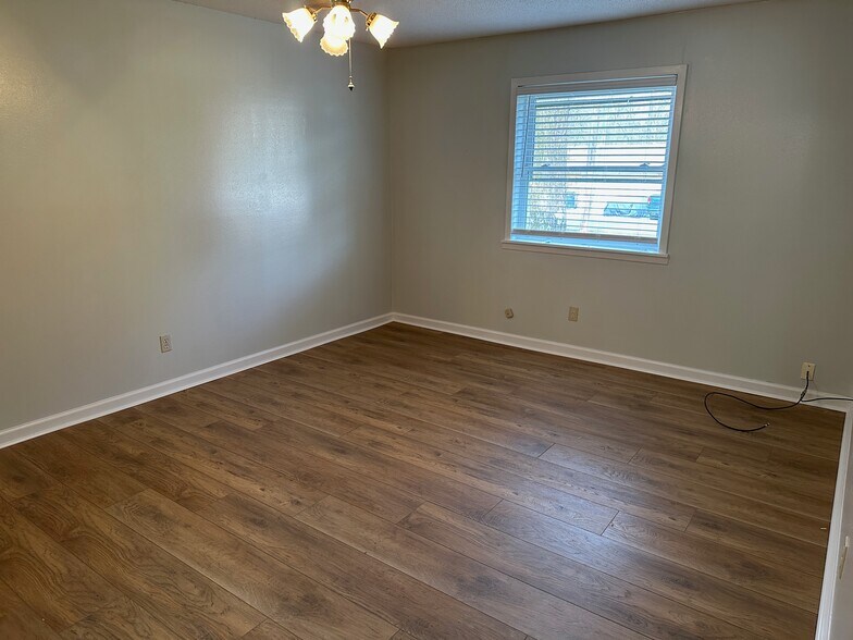 Building Photo - 323 Lance Cir