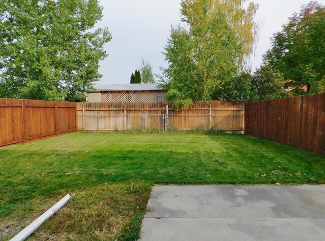 Building Photo - 1949 Greatview Dr