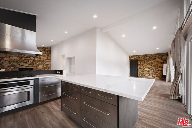 Building Photo - 8657 Valley Flores Dr