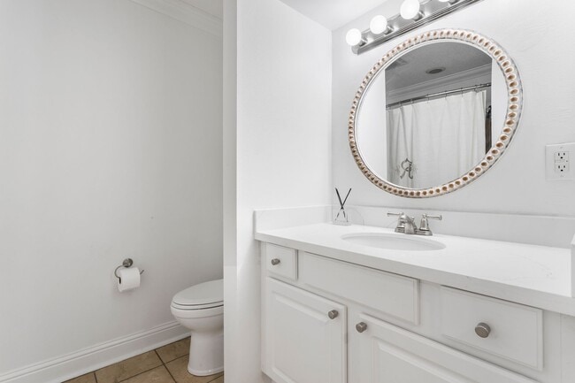 Building Photo - Oak Cove Condo