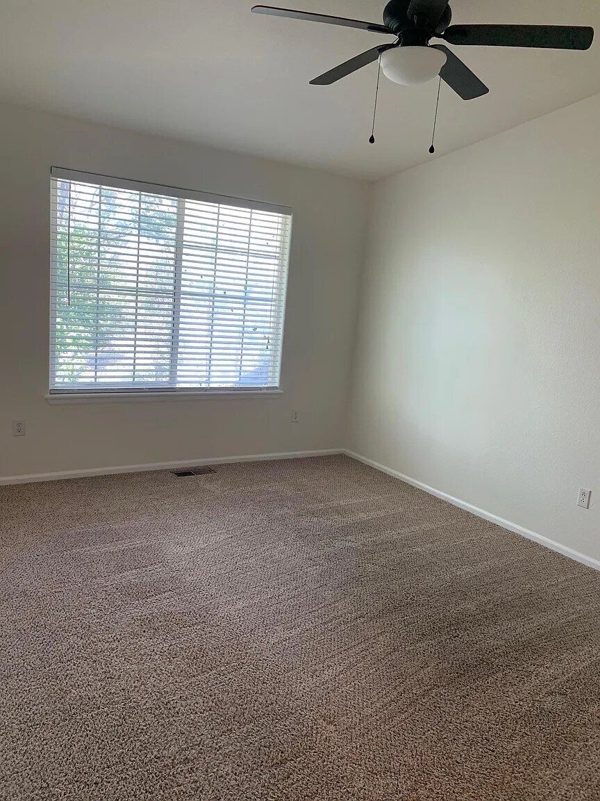 Building Photo - 1520 S Florence Way