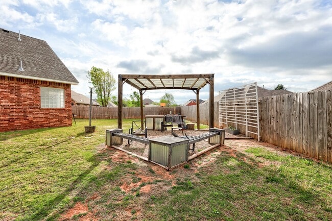 Building Photo - 1605 Silver Oak Dr