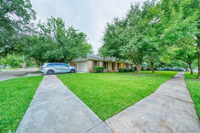 Building Photo - 5911 Dawnridge Dr