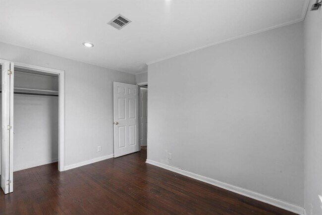 Building Photo - 2122 Althea Dr