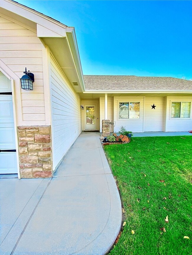 Building Photo - 3 Bed 2 Bath Single Level Home with 3 Car ...