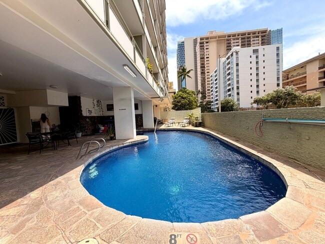 Building Photo - Bright Updated 1 bedroom with covered parking. ALL utilities included
