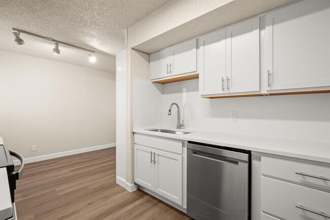 Building Photo - 2408 Longview St