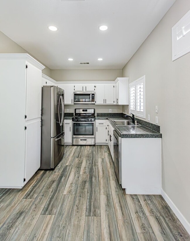 Building Photo - Green Valley Condo