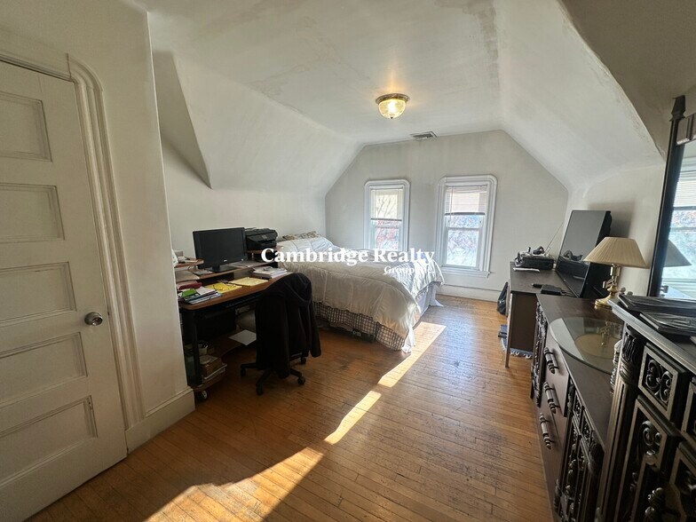 Building Photo - 147 Willow Ave