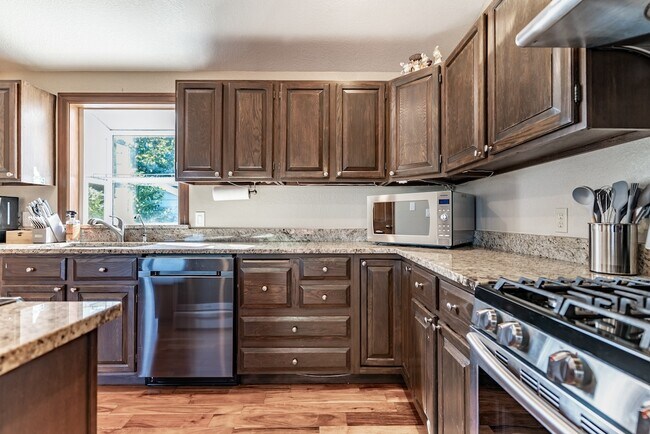 Building Photo - 242 W Lake Sammamish Pkwy SE