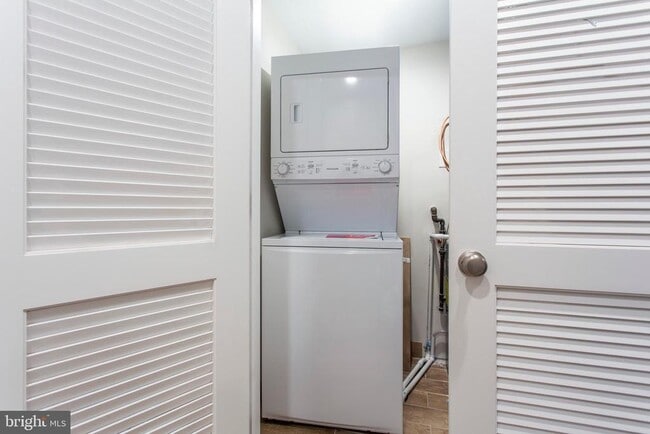 Building Photo - 2009 Oakford St