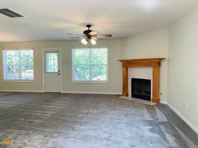 Building Photo - 752 Reeves Lake Dr SW