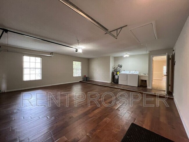 Building Photo - 360 Vincent Dr