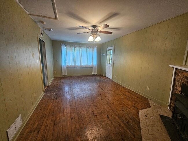 Building Photo - 3 Bedroom House Available July 15, 2026