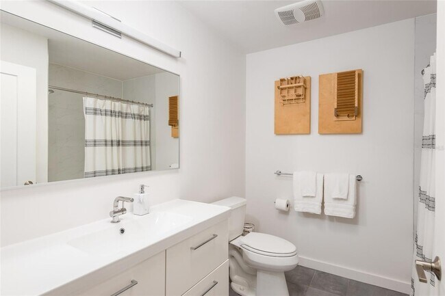 Building Photo - 4831 W Bay Ct Ave
