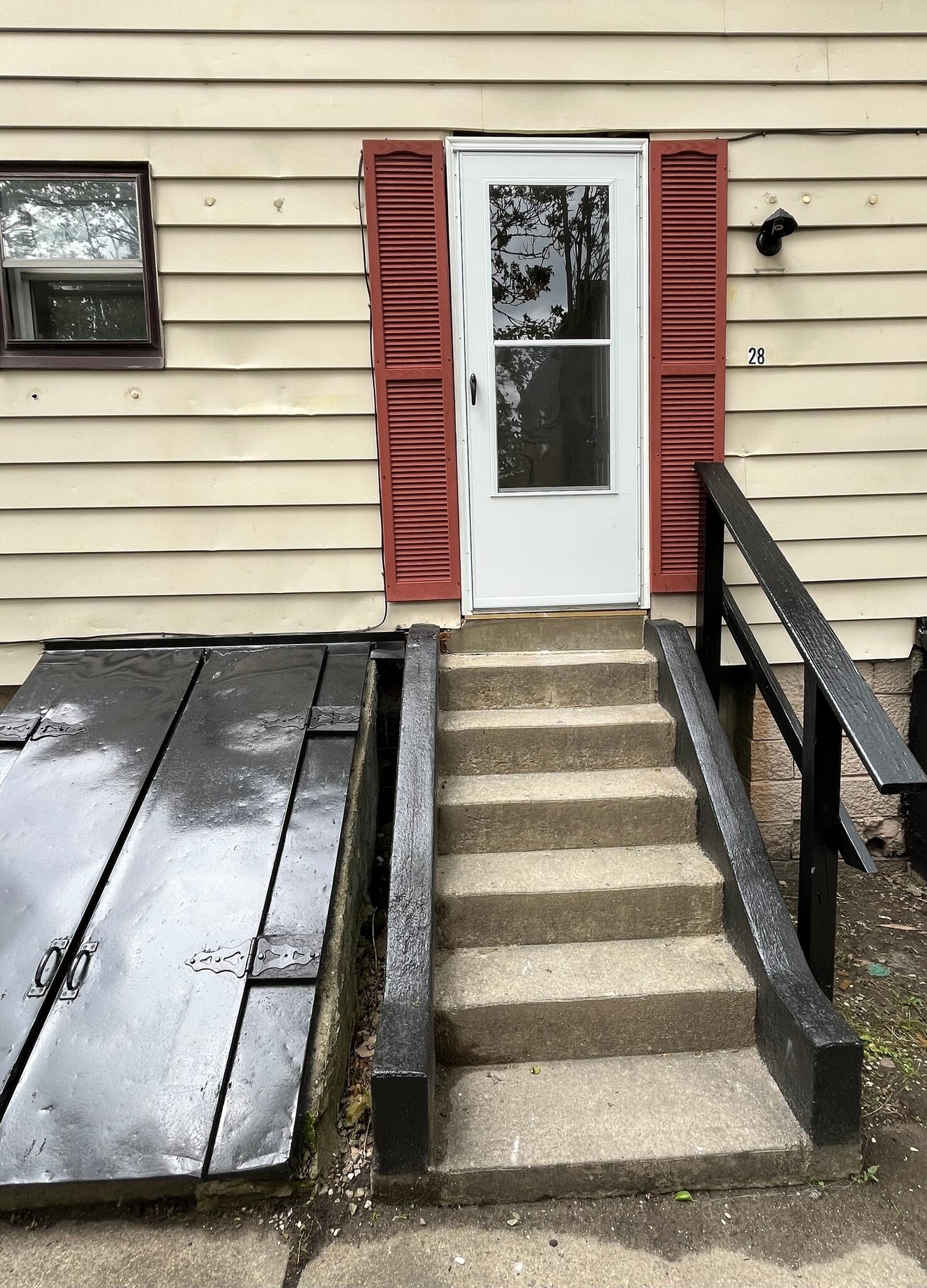 Private side entrance to apartment - 28 Wood Ave