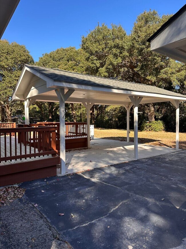 Building Photo - Home on High Tide