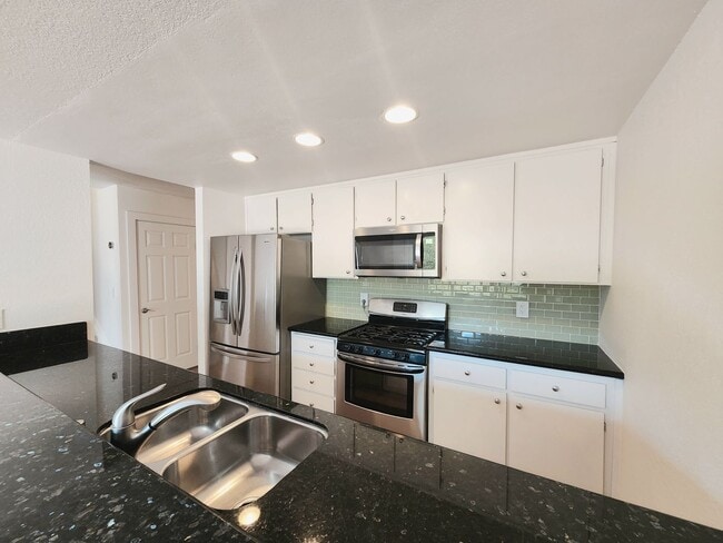 Building Photo - Spacious & bright 3 bedroom 2 bath home in...