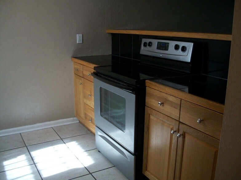 Kitchen - 1812 Lilac Ln