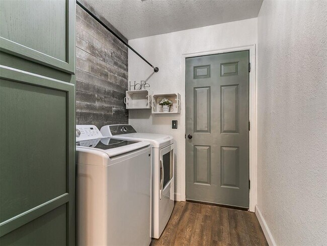 Building Photo - 617 Golden Eagle Dr