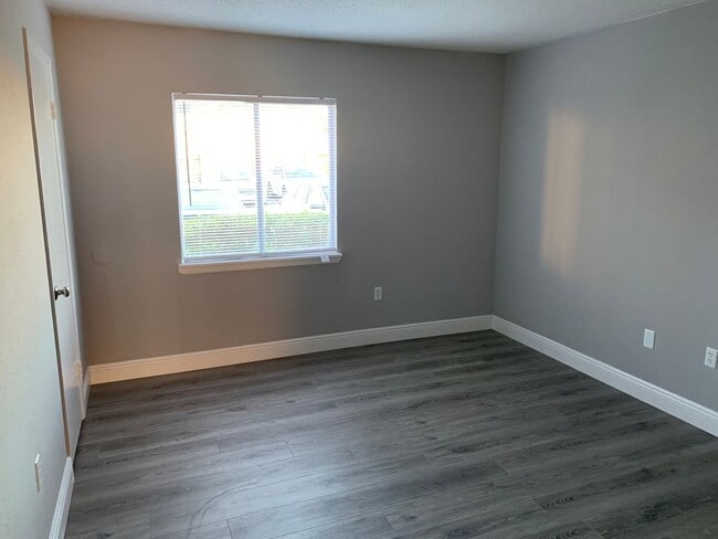 Building Photo - FOR RENT!!! SPACIOUS 3 BEDROOM 2 BATHROOM ...