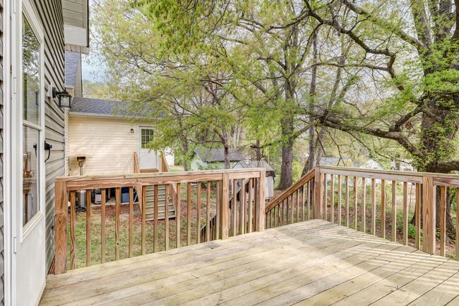 Building Photo - Feels Like New 3 Bed 2 Bath Minutes from H...