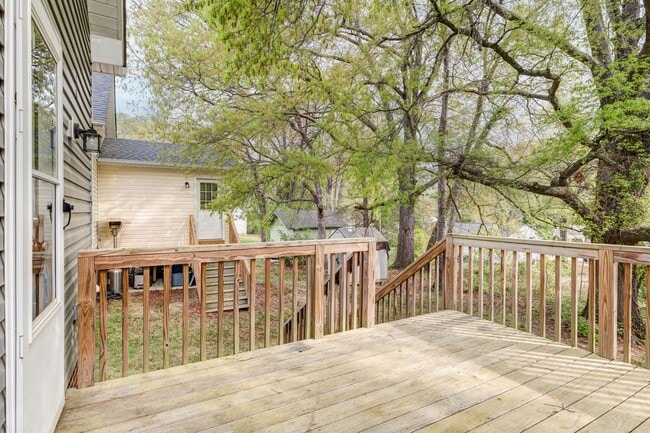 Building Photo - Feels Like New 3 Bed 2 Bath Minutes from High Point University!