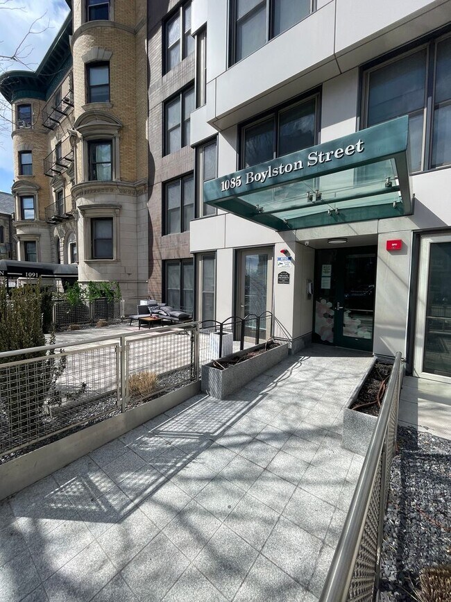 Building Photo - 1081 Boylston St