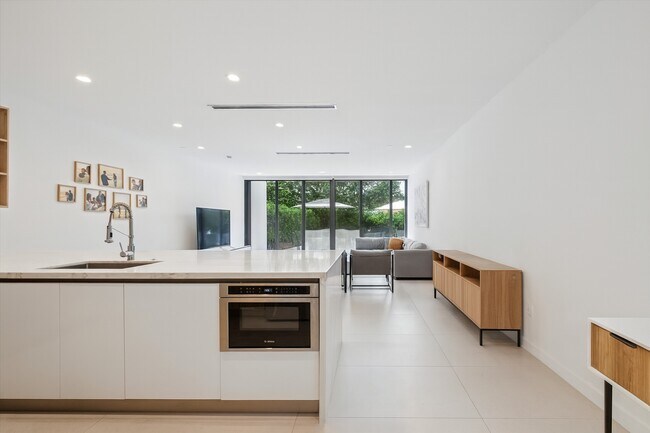 Building Photo - 3458 Day Ave