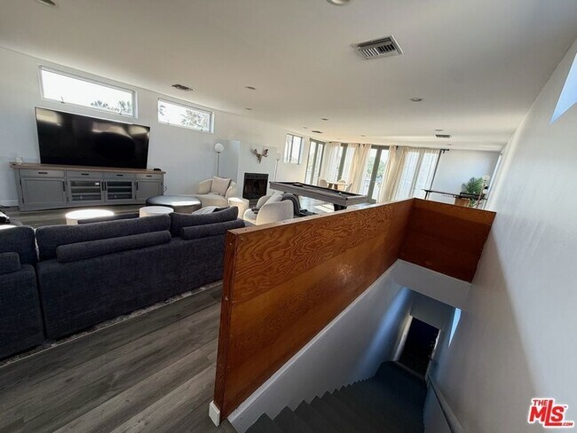 Building Photo - 46 Rose Ave