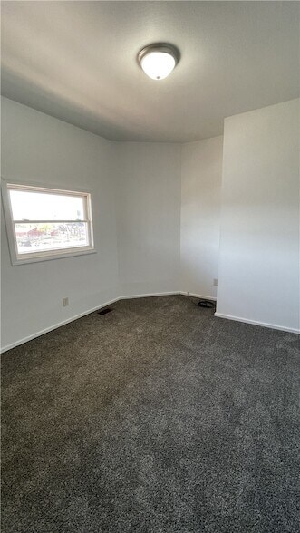 Building Photo - 424 W 7th Ave