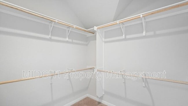 Building Photo - 2133 Hofstaat