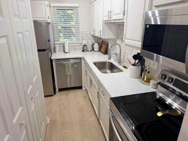 Building Photo - 808 Kendall Dr