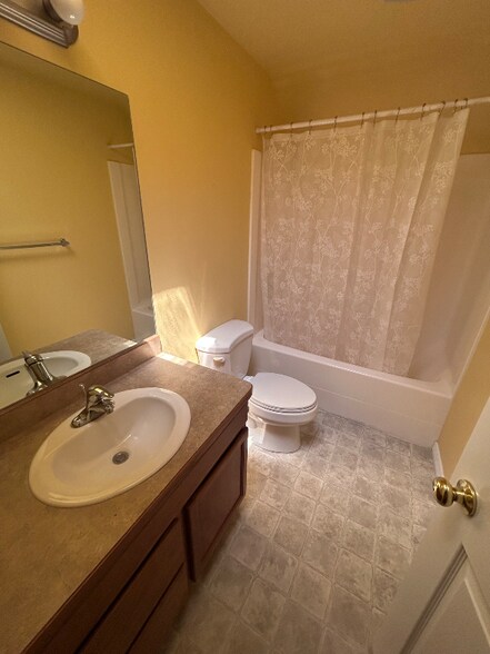 Building Photo - 517 Meadowview Ln