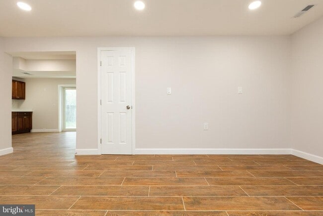 Building Photo - 9004 Roundleaf Way