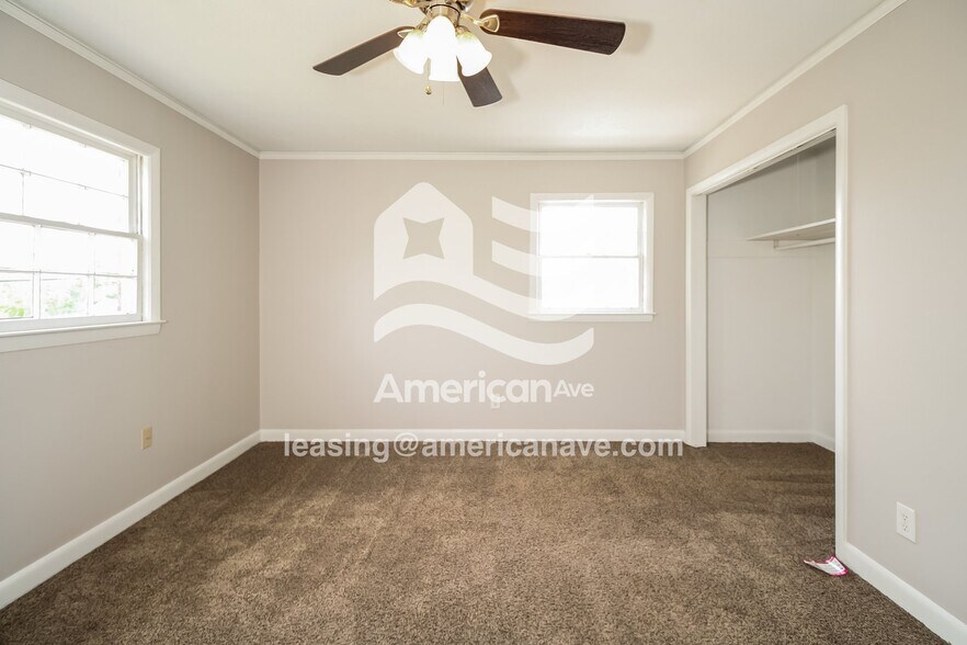 Building Photo - 2300 Oakcrest Rd