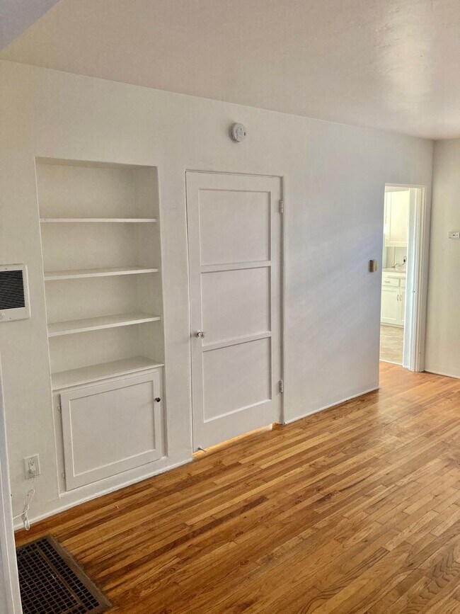 Building Photo - Studio in Hillcrest