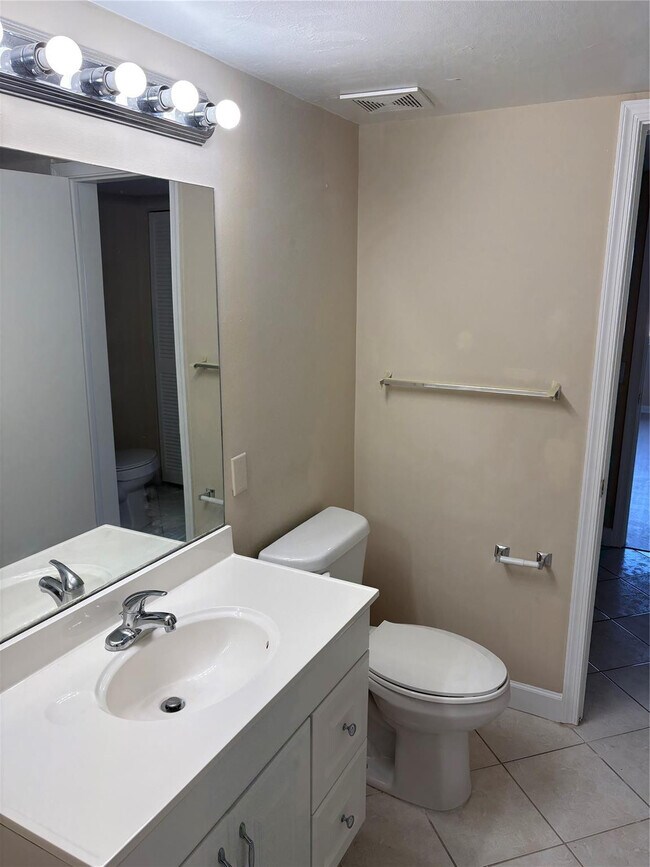 Building Photo - 2829 NE 33rd Ct