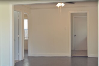 Building Photo - ??Newly Remodeled 2 Bed / 1 Bath Apartment Unit  – Great Layout