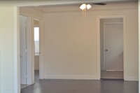 Building Photo - ??Newly Remodeled 2 Bed / 1 Bath Apartment Unit  – Great Layout
