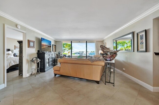 Building Photo - 134 Lakeshore Dr