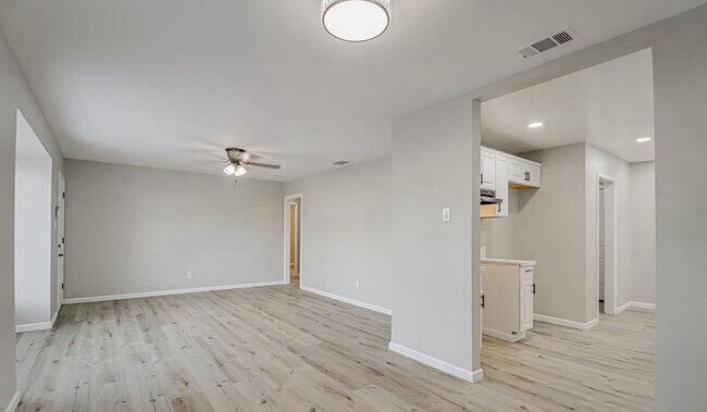 Building Photo - 2856 Hawthorne Ave