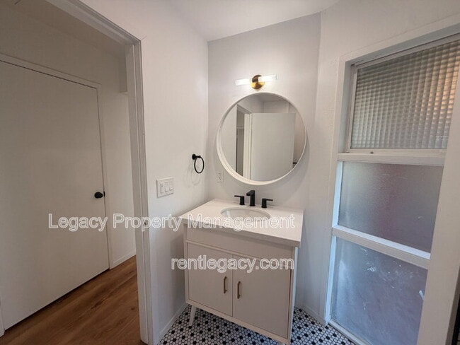 Building Photo - 1249 Davis Ave