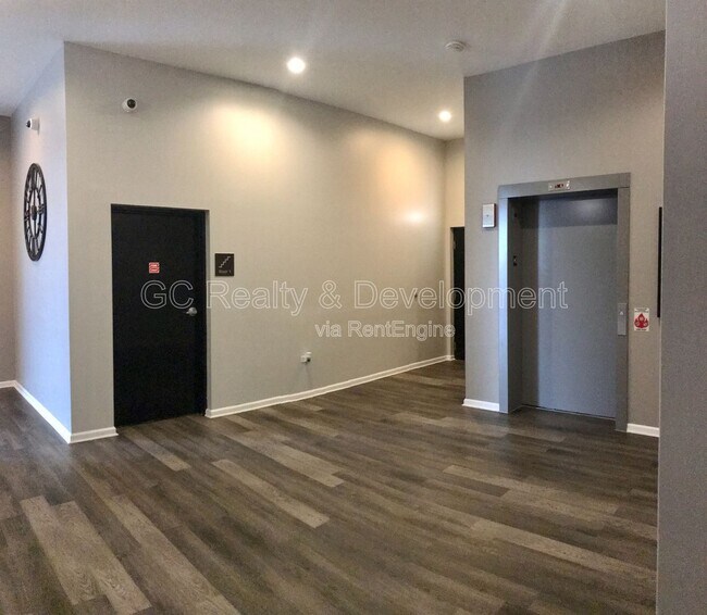 Building Photo - 2520 S Oakley Ave